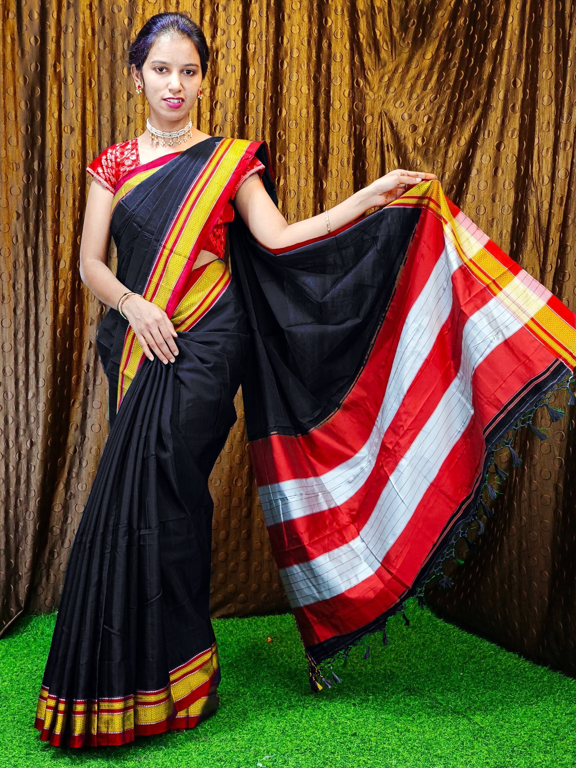 Irkal Cotton Saree for Women Phakkat Black Blouse Piece View